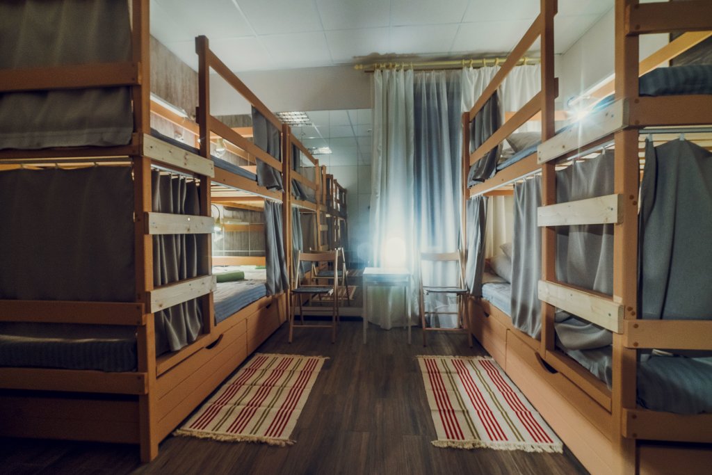 Кровать в общем номере с красивым видом из окна Хостел Рус - Кингисепп