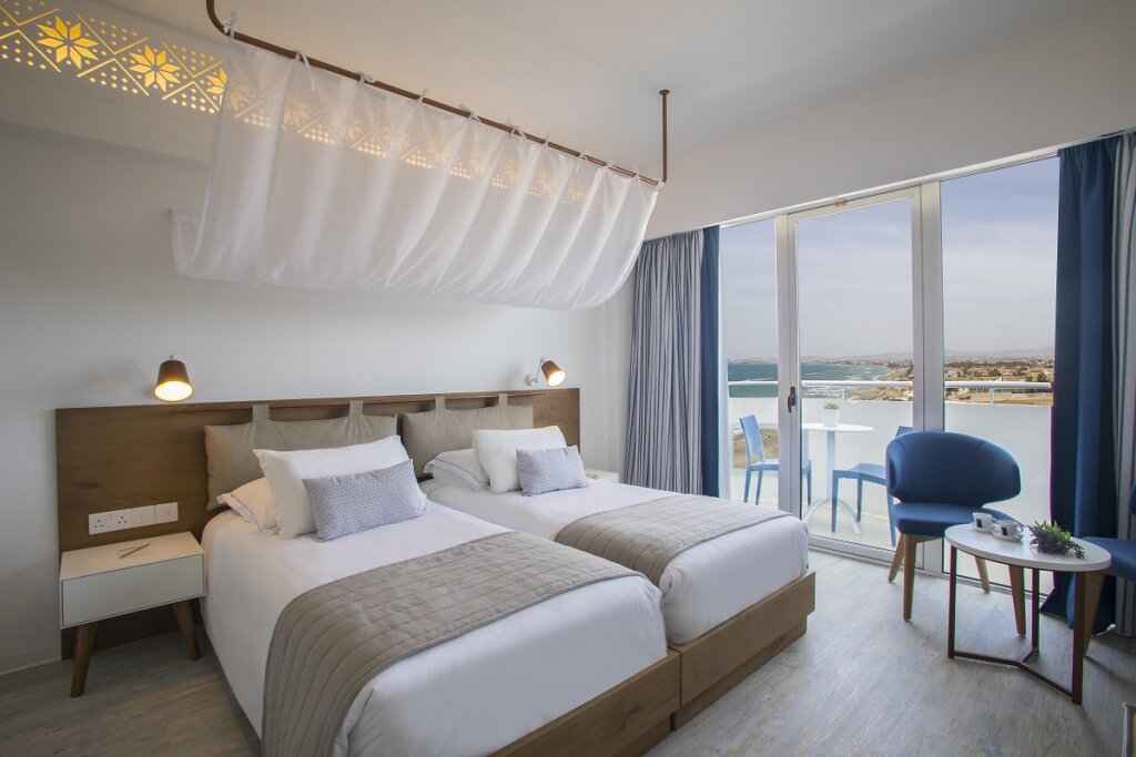 Двухместный номер Classic с балконом и с частичным видом на море Lordos Beach Hotel & Spa