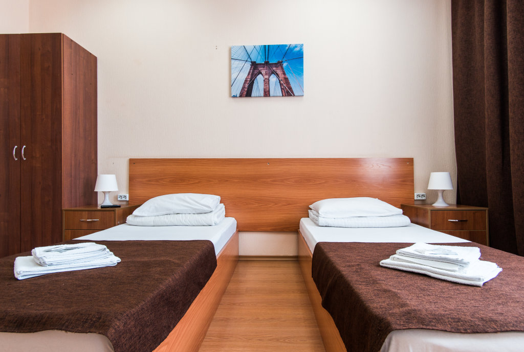 Кровать в общем номере с красивым видом из окна Хостел Барнаул