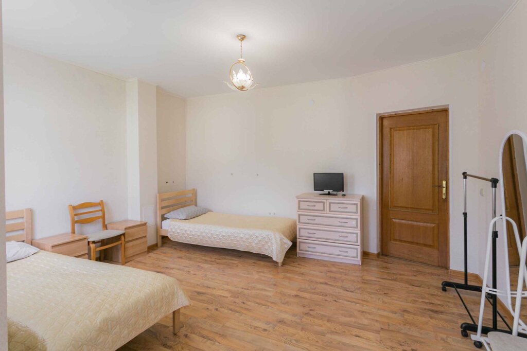 Cama en dormitorio compartido con vista Uyut Hostel
