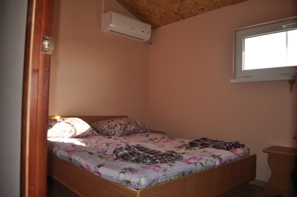 Bett im Wohnheim Komnatyi Otdyiha mini-hotel
