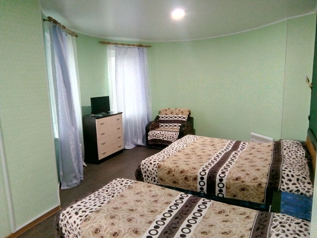 Standard quadruple chambre avec balcon Izumrudnyij Guest House