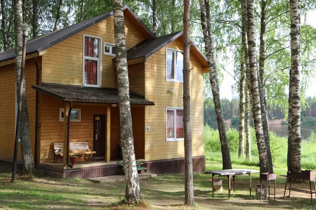 No.6 Hütte mit Flussblick Dacha Lipenka Hotel