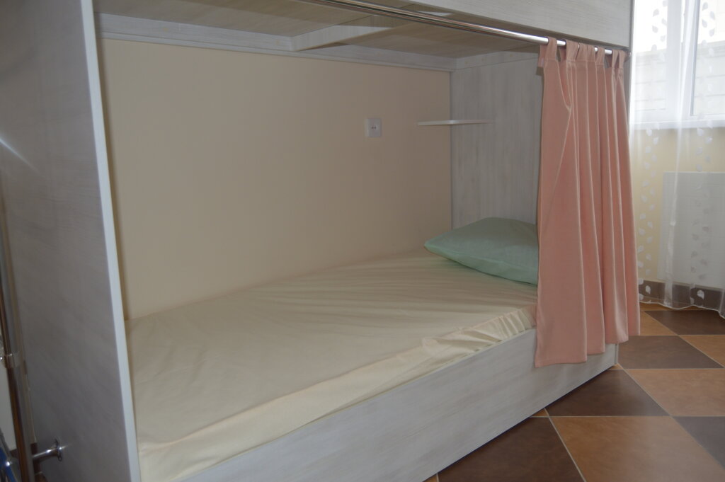 Кровать в общем номере (женский номер) Re Hostel