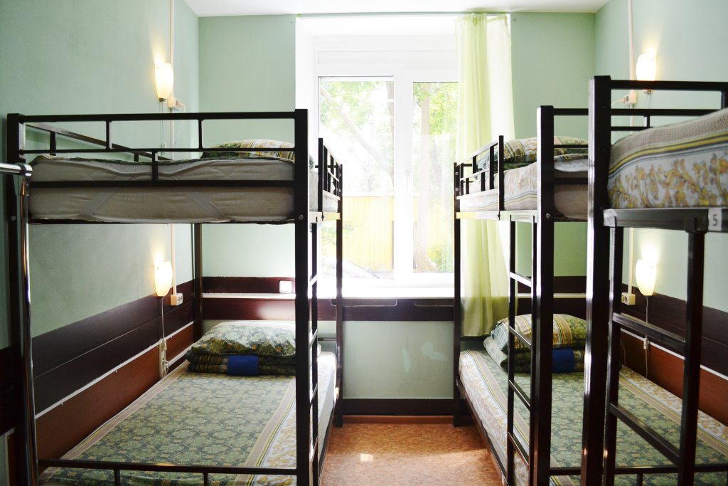 Cama en dormitorio compartido con vista Hostel-P