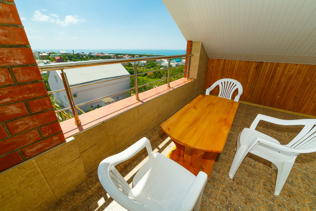 Standard triple chambre avec balcon et Avec vue Privetlivy Guest House