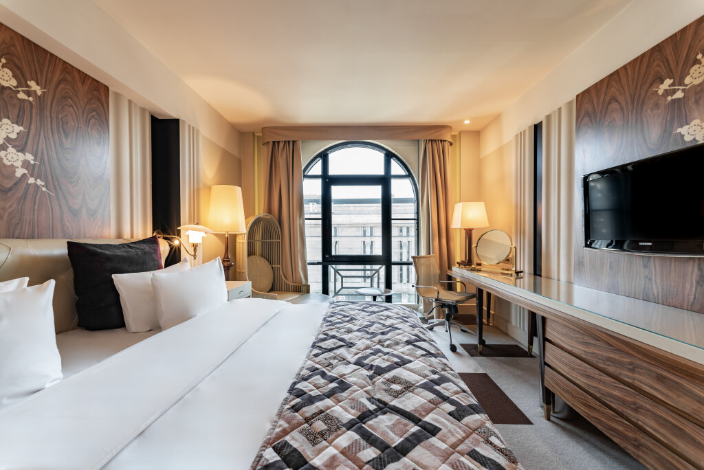 Двухместный номер с Французским окном Улучшенный Отель Crown Hotel by Renaissance Development