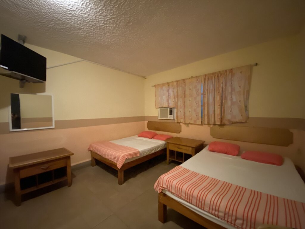 Кровать в общем номере Hotel Coral