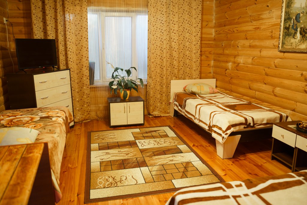 Habitación triple Estándar con balcón y con vista Yut na Konsulskoi Guest House