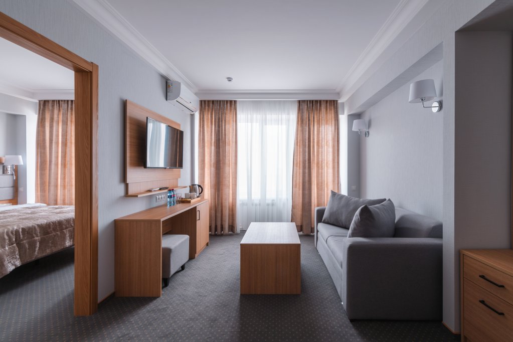 Suite 2 Schlafzimmer mit Balkon und mit Blick Leningrad Hotel