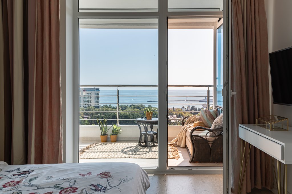Апартаменты с 2 комнатами с балконом и с красивым видом из окна Апартаменты Сочи Центр Вид на Море и Закаты