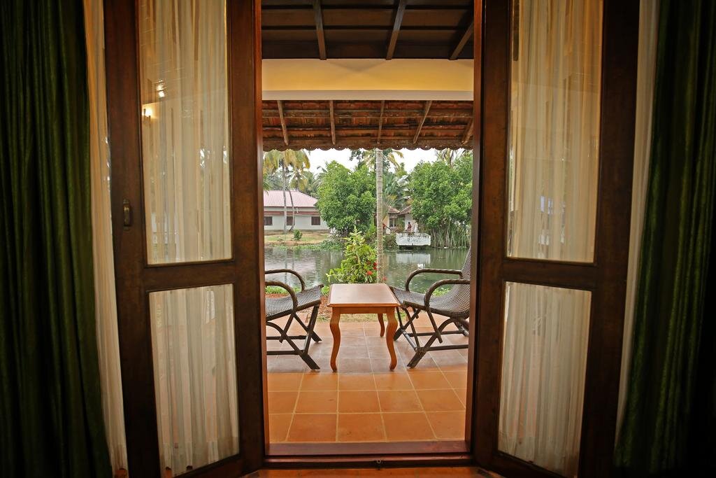 Hütte mit Balkon und mit Blick Ayurrathna Coir Village Lake Resort