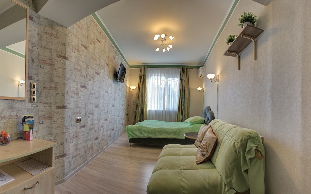 Трёхместный (с двуспальной кроватью и диваном) номер Superior Гостевой Дом Klimenko House