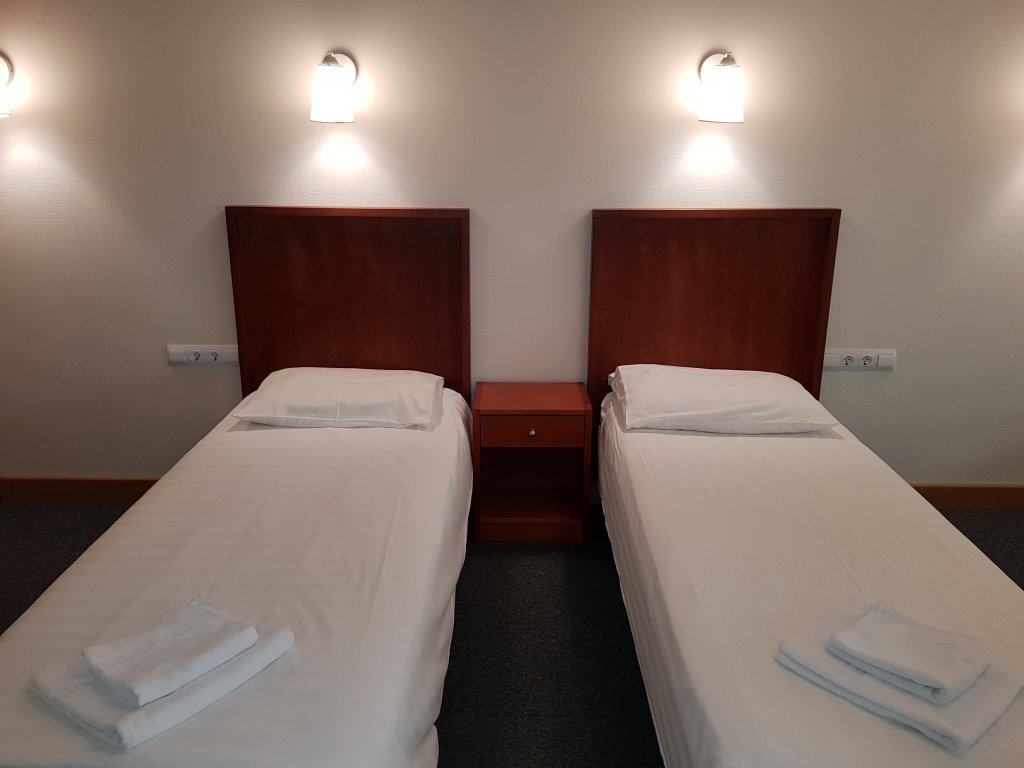 Кровать в общем номере Отель Happy Inn