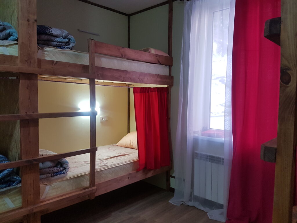 Кровать в общем номере Burka Hostel