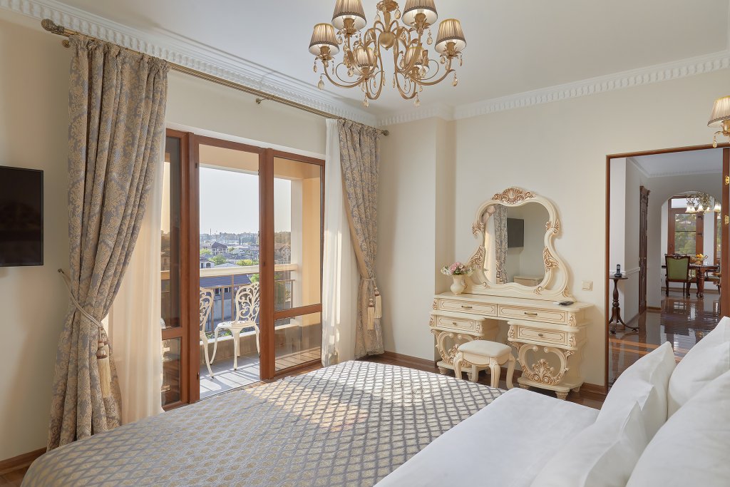 Двухместный люкс Royal с балконом и с красивым видом из окна Garuda Boutique Hotel