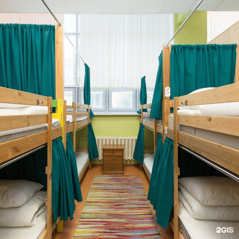 Cama en dormitorio compartido (dormitorio compartido masculino) con vista Hostel 7 Days Hostel