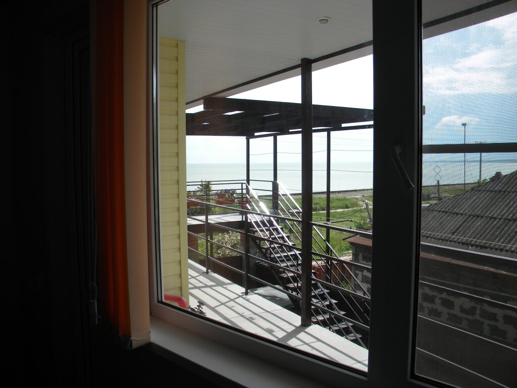 Трёхместный номер Standard с балконом и с видом на море Гостевой дом Песчаный Берег