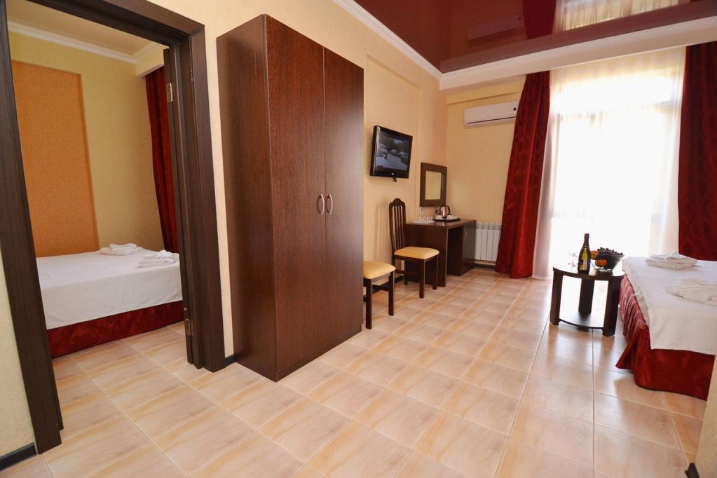 Четырёхместный семейный люкс с 2 комнатами с балконом и с видом на горы Hotel Acropolis Palace