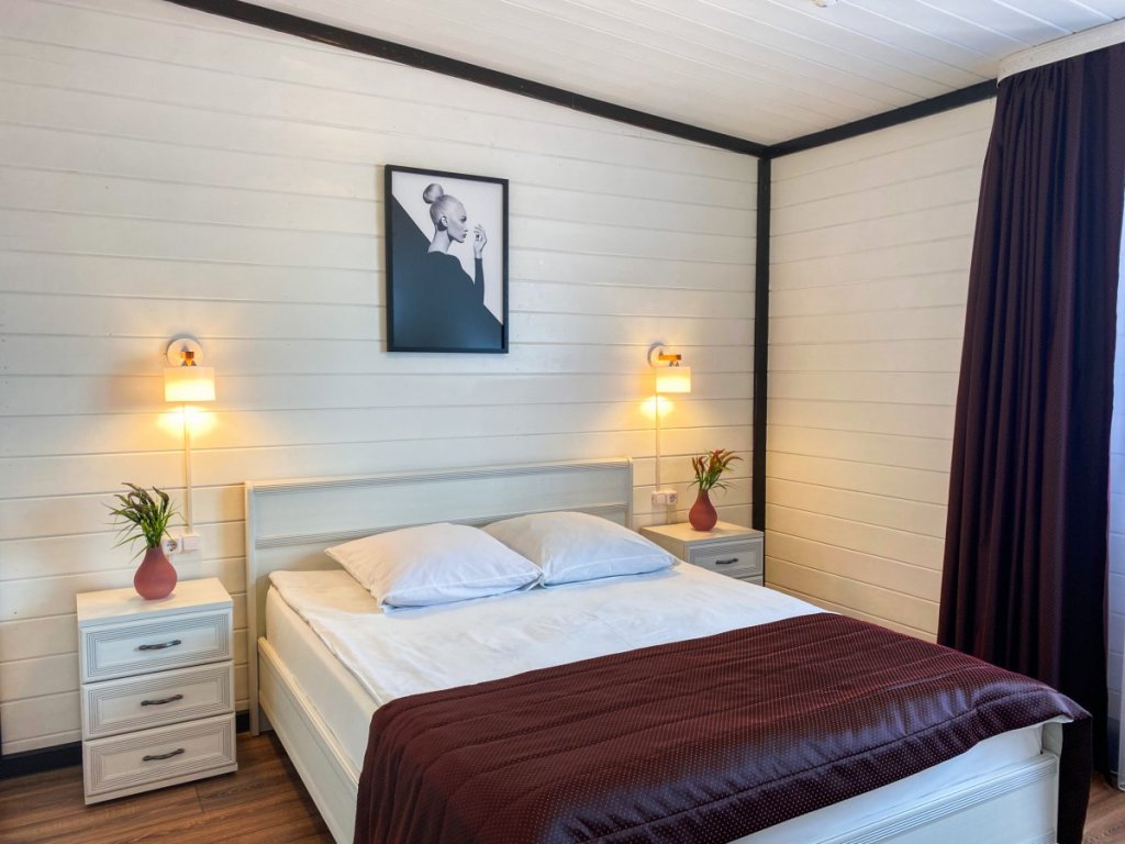 Четырёхместный коттедж Comfort с 2 комнатами с красивым видом из окна Парк-отель Плазма