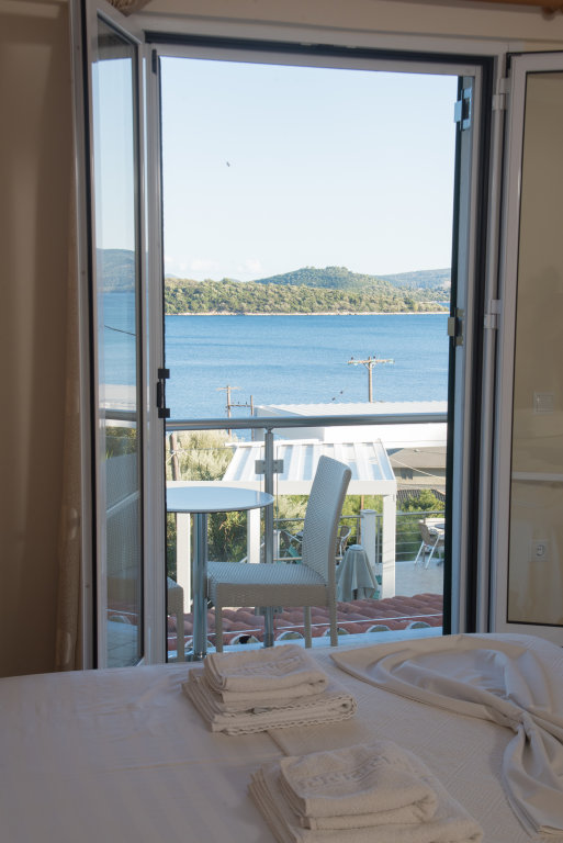Четырёхместный номер Standard с балконом и с видом на море Отель Oasis