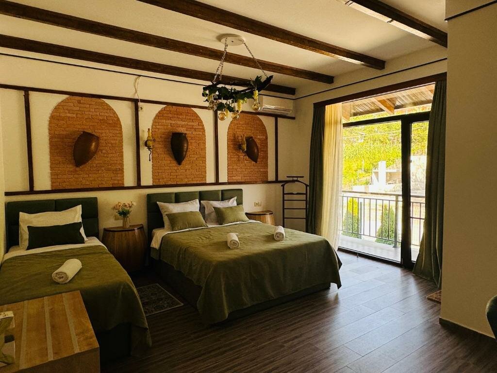 Supérieure triple chambre avec balcon et Vue montagne Pesvebi Design Hotel and cellar