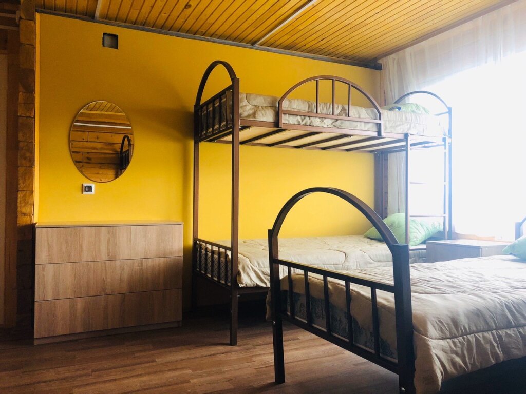 Кровать в общем номере с красивым видом из окна Гостевой Дом Форт Байкал МРС
