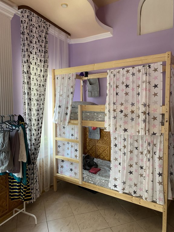 Cama en dormitorio compartido (dormitorio compartido femenino) con vista Gorod Hostel