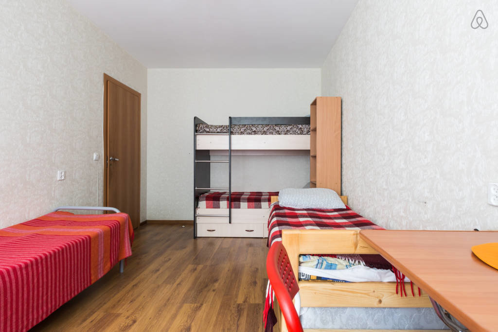 Cama en dormitorio compartido (dormitorio compartido masculino) con vista Hostel Avantage at Smolenka