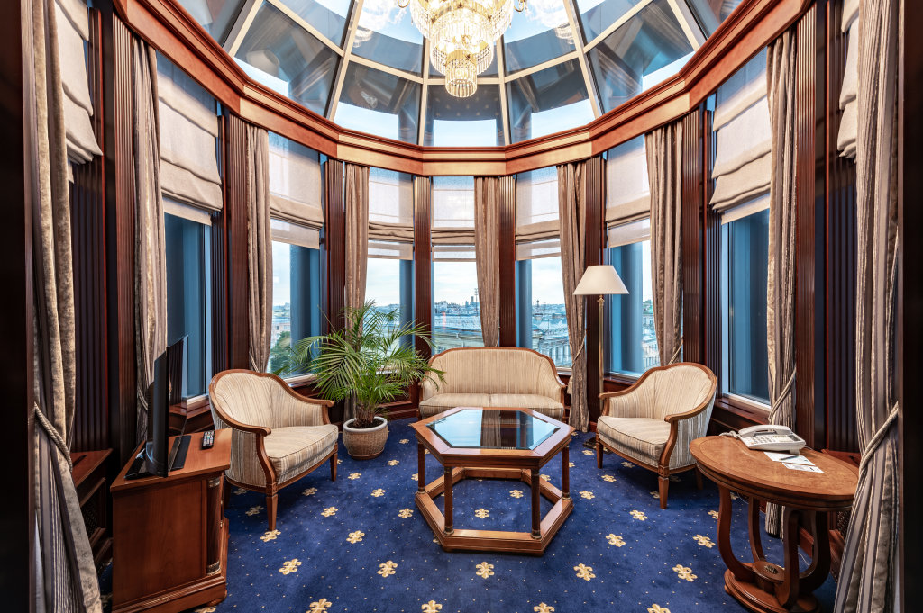 Двухместный люкс Royal с 3 комнатами с балконом и с видом на город Гранд Отель Эмеральд