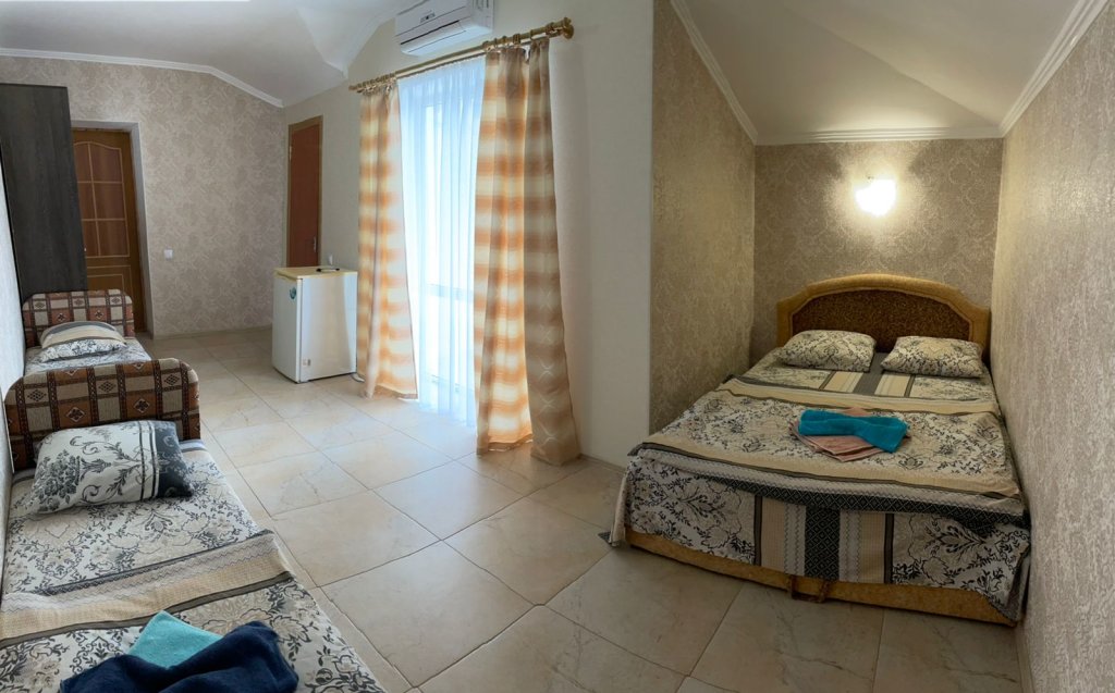 Standard quadruple chambre avec balcon et Avec vue Гостиничный комплекс "Оазис"