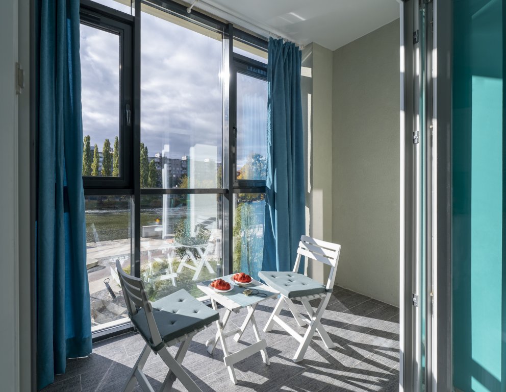 Apartamento doble De lujo con balcón y con vista Rybnaya Derevnya S Pryamym Vidom Na Reku Apartments