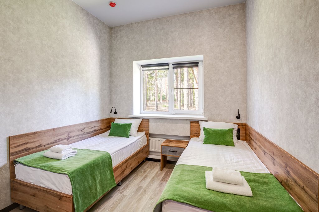 Bett im Wohnheim mit Blick Klinika-Sanatoriy Tyuryma dlya Zhira Health Resort