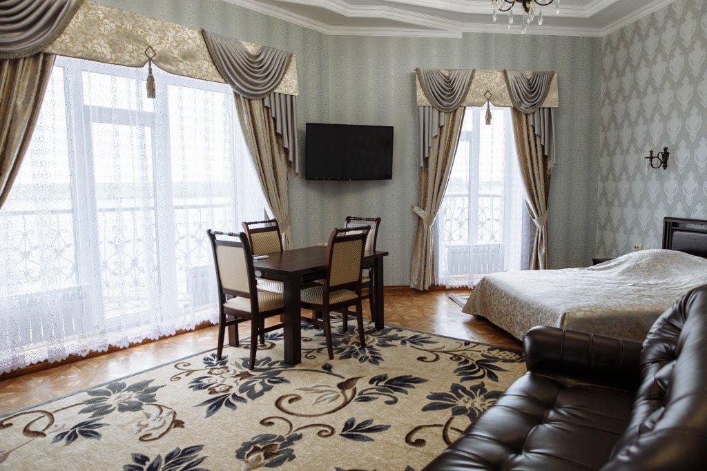 Двухместный люкс Business с балконом и с красивым видом из окна Отель Сарапуль на Оползина