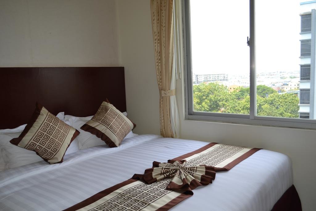Deluxe Double room with view Hotel Broadway Yangon