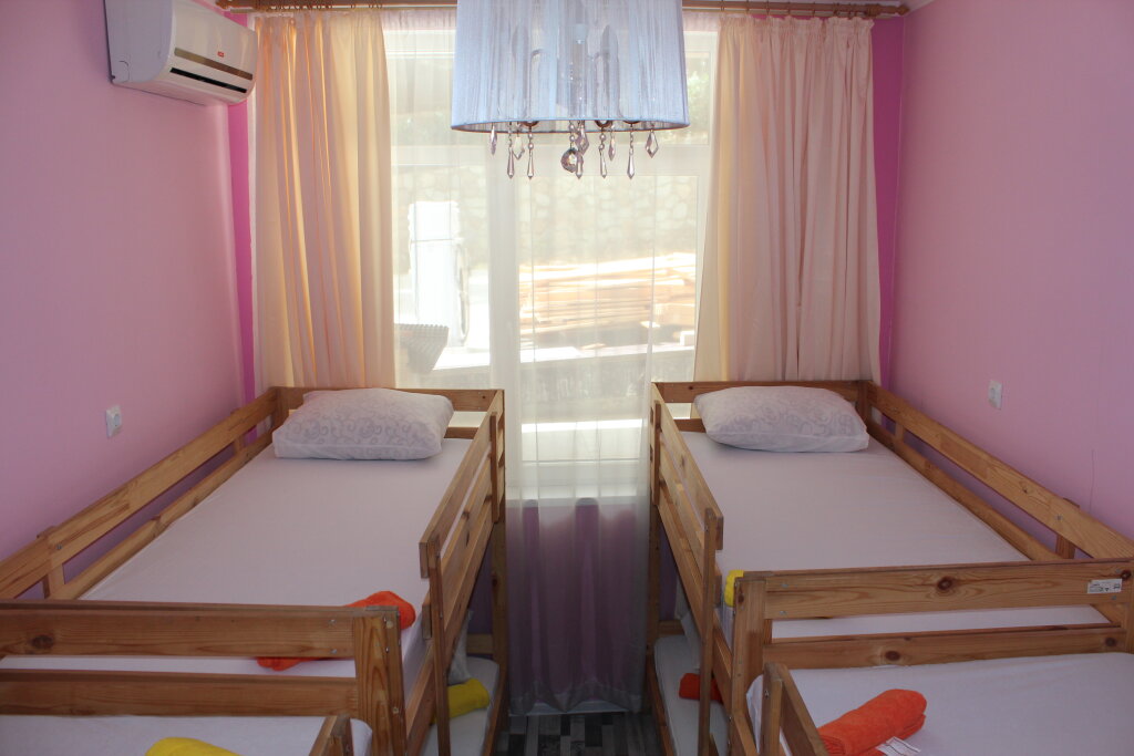 Cama en dormitorio compartido (dormitorio compartido femenino) con vista Art Hostel