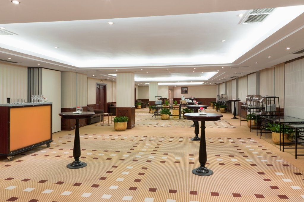 Marriott grand moscow. Марриотт Москва Гранд. Отель Марриотт Москва. Marriott Moscow Grand Hotel 5. Конференц-зал отеля Марриотт Гранд отель.