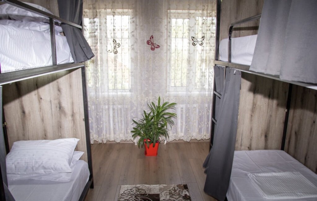 Кровать в общем номере (женский номер) Amanat Hostel Bishkek