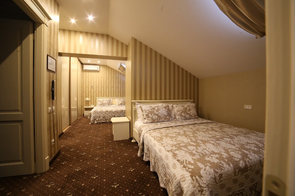 Standard Quadruple room with view Vintazh Hotel