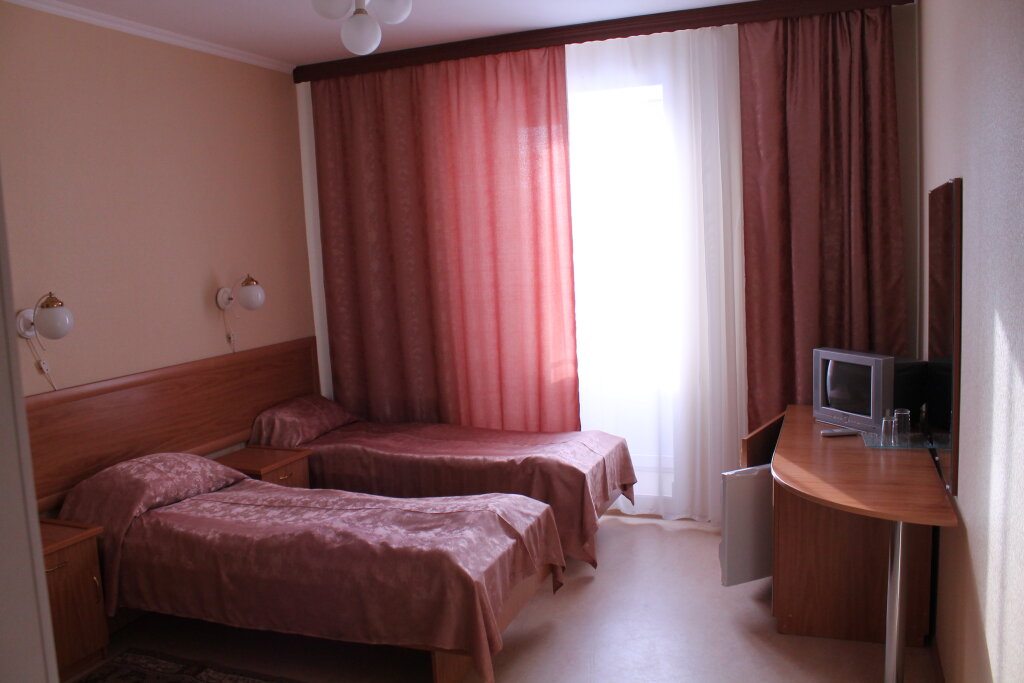 Кровать в общем номере с балконом и с красивым видом из окна Санаторий "Надежда"