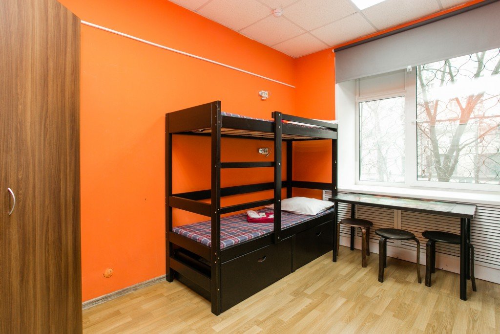 Cama en dormitorio compartido con vista Sokol Hostel