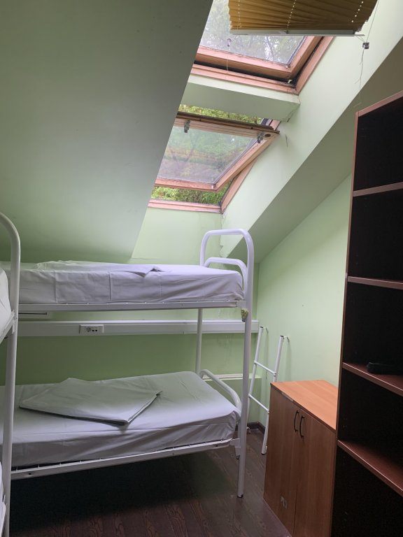 Bett im Wohnheim (Männerwohnheim) mit Blick HostelHot Perovo Hostel