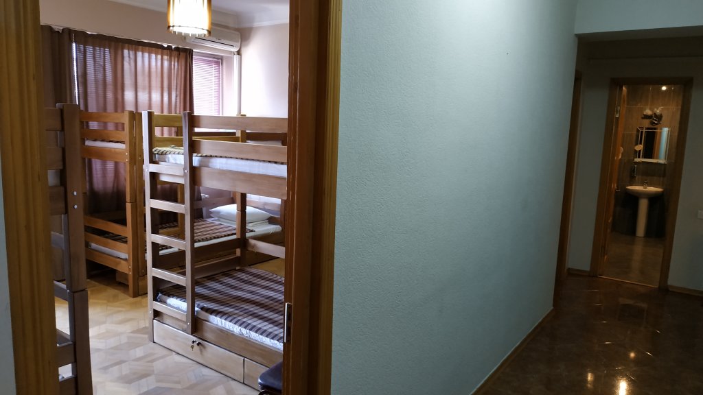 Кровать в общем номере (женский номер) с балконом и с красивым видом из окна Хостел Парк Вере