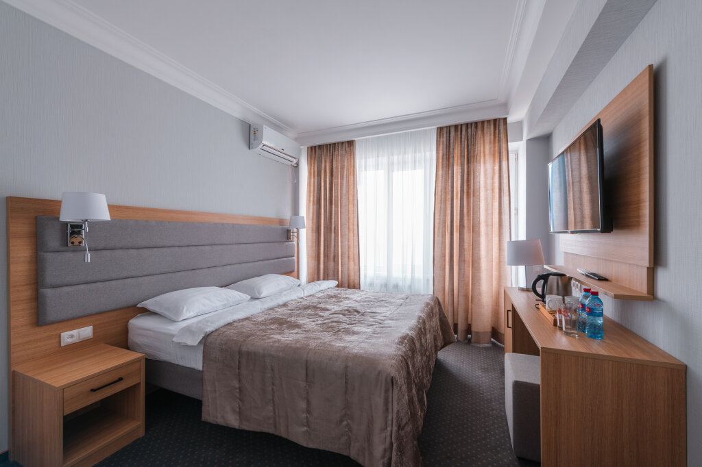 Standard Double room with balcony and with view Leningrad Hotel