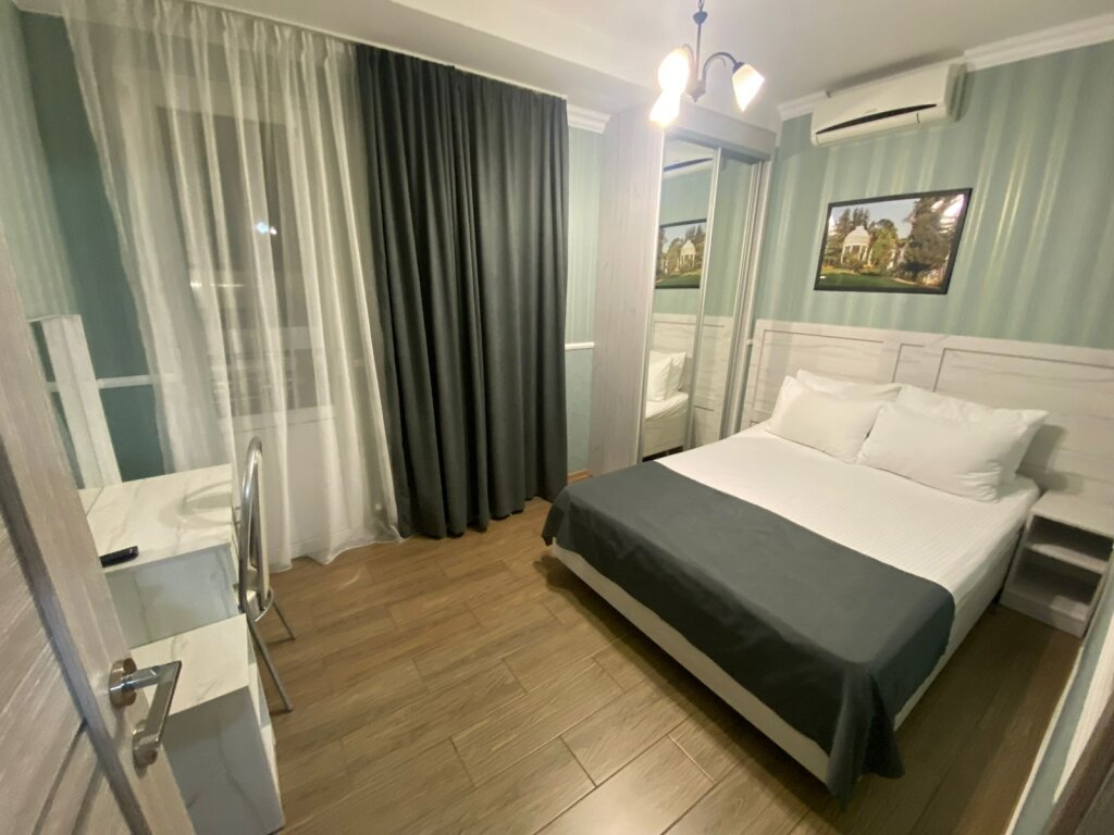 Семейный номер Standard с 2 комнатами с балконом Hotel Trostnik в Сириусе