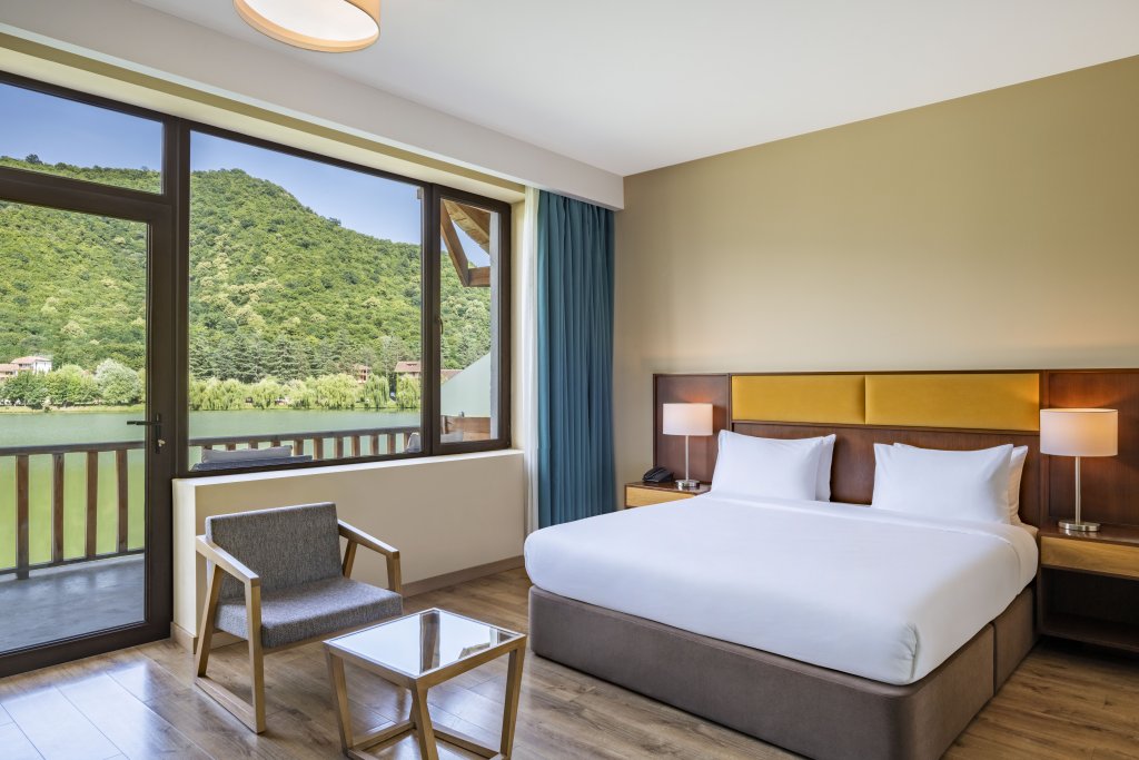 Двухместный номер Standard с балконом Отель Lopota Lake Resort and Spa