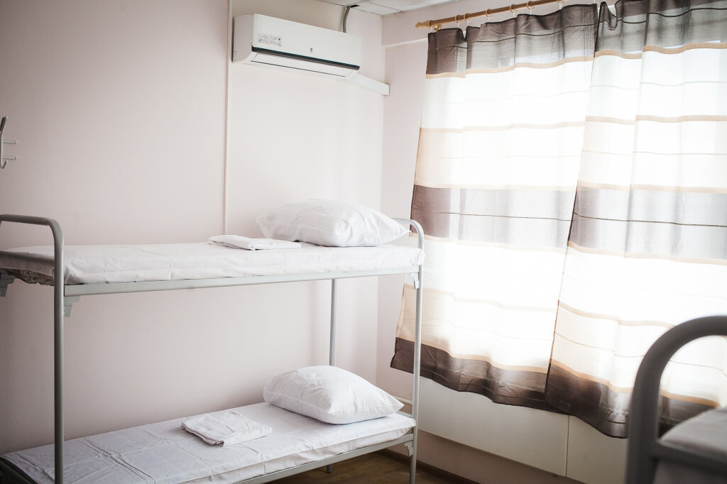 Кровать в общем номере с красивым видом из окна Хостел Смарт