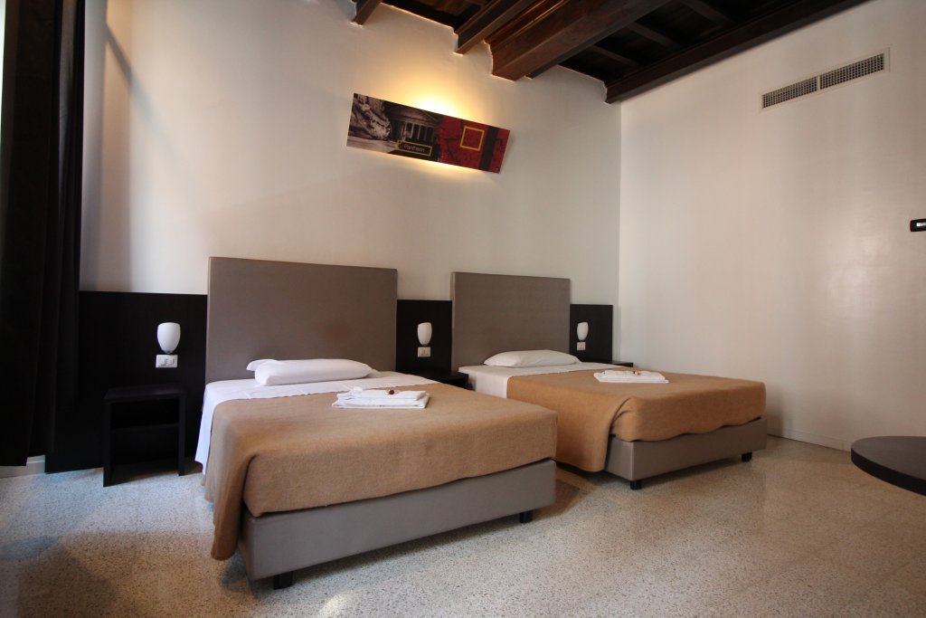 Habitación cuádruple Premium con vista New Generation Hostel Tirana Center