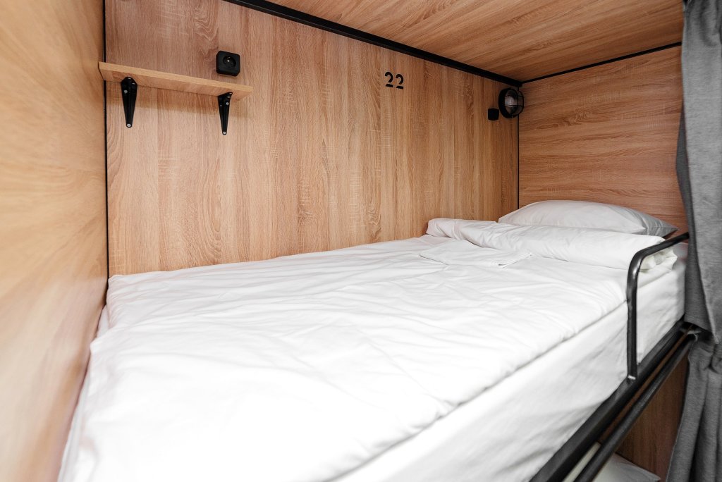 Кровать в общем номере Sleep Box Hostel