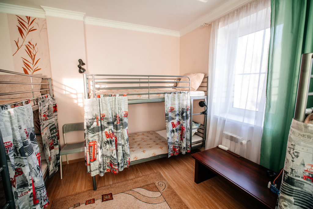 Кровать в общем номере (мужской номер) с красивым видом из окна Хостел Самовар